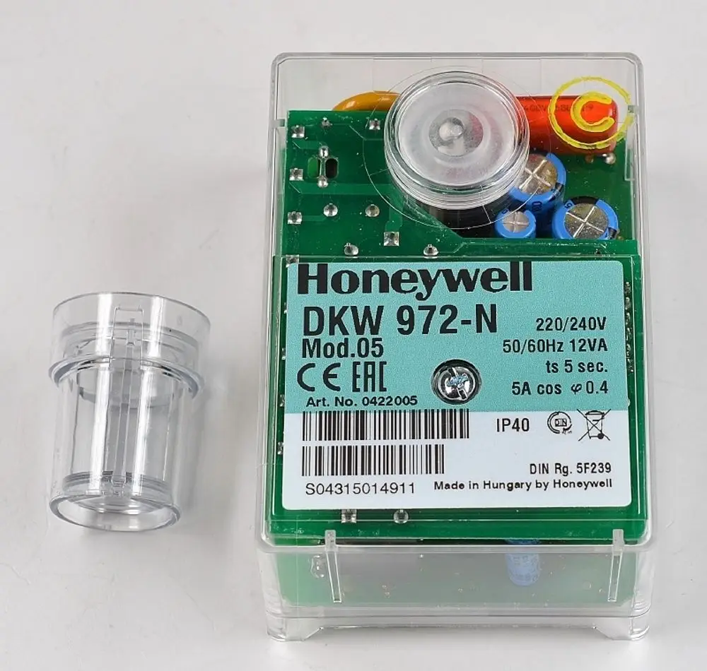 Steuerrelais von Honeywell, Modell DKW 972-N, mit transparentem Gehäuse und elektrischen Komponenten. Zubehörteil sichtbar im Bild.