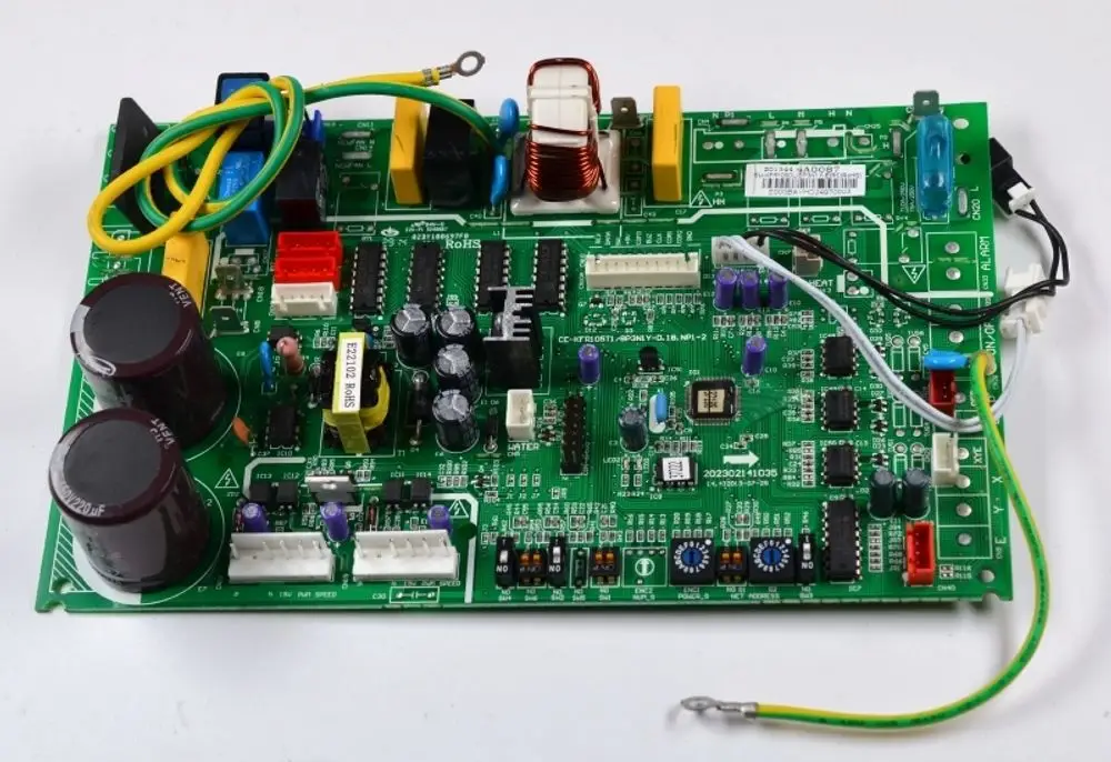 Steuerplatine von Remko mit verschiedenen elektronischen Komponenten, darunter Kondensatoren, Widerstände und Stecker, auf grünem PCB.
