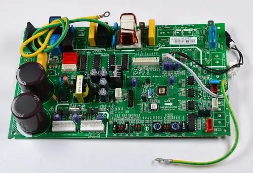 Steuerplatine von Remko mit verschiedenen elektronischen Komponenten, darunter Kondensatoren, Widerstände und Stecker, auf grünem PCB.