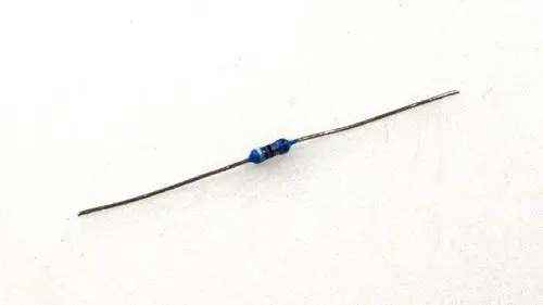 Widerstand mit zwei Drahtanschlüssen, in der Mitte mit blauer und schwarzer Farbcodierung, auf hellem Hintergrund. Produkt von Remko.