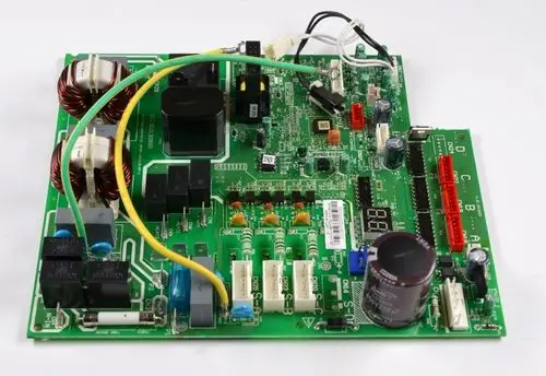 Steuerplatine von Remko mit mehreren Relais, Kondensatoren und einer digitalen Anzeige. Verbindungselemente und Leiterbahnen sind sichtbar auf grüner Platine.
