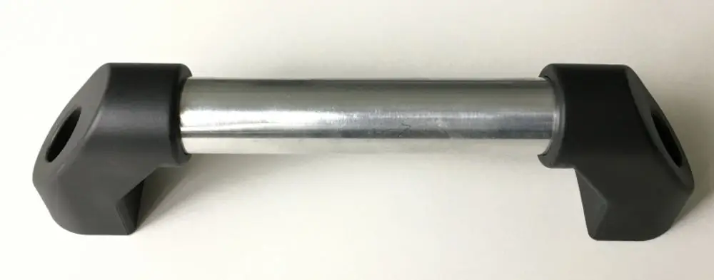 Transportgriff mit zwei schwarzen Kunststoffenden und einem silbernen Metallrohr in der Mitte, hergestellt von Remko.