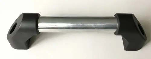 Transportgriff mit zwei schwarzen Kunststoffenden und einem silbernen Metallrohr in der Mitte, hergestellt von Remko.