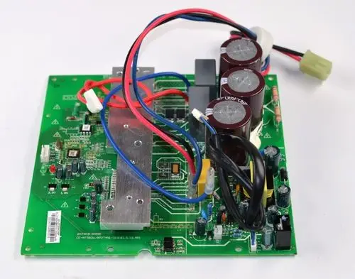 Inverterplatine von Remko, mit mehreren Elektrolytkondensatoren, zahlreichen Bauteilen und verbundenen Drähten auf grünem Leiterplattenmaterial.