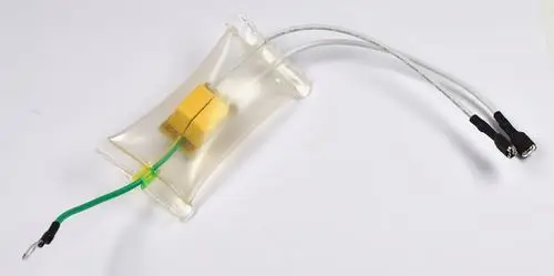 Gehäuse mit zwei Kabeln, grünem Erdungskabel und zwei Steckverbindern. Produkt von Remko, möglicherweise ein Störfilter.