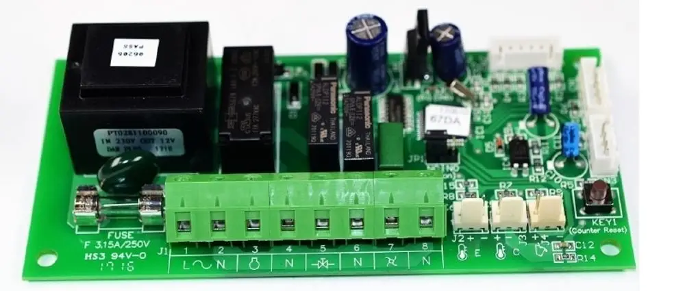 Steuerplatine von Remko mit verschiedenen elektronischen Komponenten, darunter Relais, Kondensatoren und Anschlüsse auf einer grünen Leiterplatte.