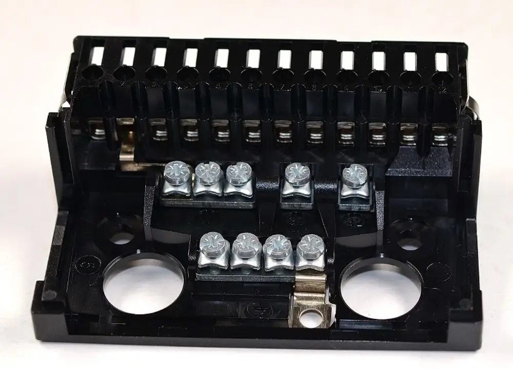 Klemmensockel von Remko mit mehreren Anschlussklemmen und zwei Schraubverbindungen in einer schwarzen Kunststoffgehäuse. Ideal für elektrische Verbindungen.