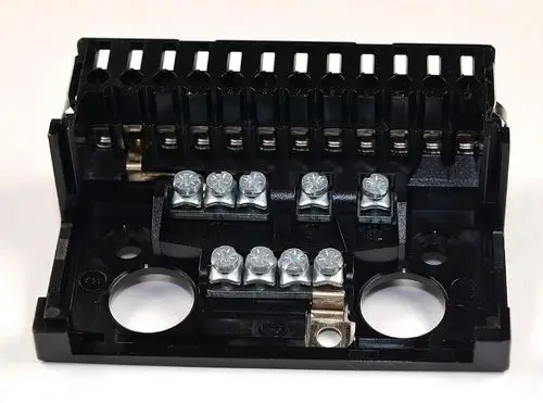 Klemmensockel von Remko mit mehreren Anschlussklemmen und zwei Schraubverbindungen in einer schwarzen Kunststoffgehäuse. Ideal für elektrische Verbindungen.