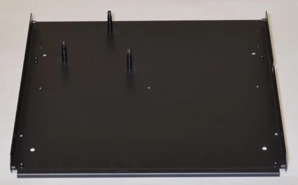 Schwarze Bodenplatte mit mehreren Montagepunkten, hergestellt von Remko. Die Oberfläche ist glatt und ohne erkennbare Beschriftungen oder Markierungen.