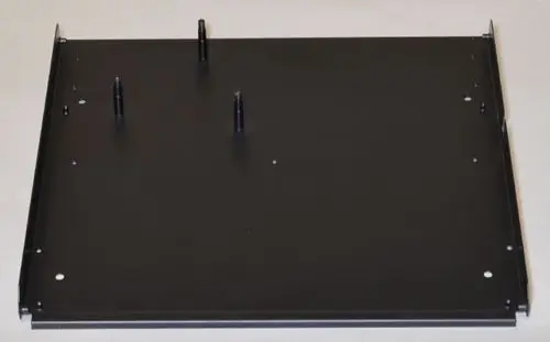 Schwarze Bodenplatte mit mehreren Montagepunkten, hergestellt von Remko. Die Oberfläche ist glatt und ohne erkennbare Beschriftungen oder Markierungen.