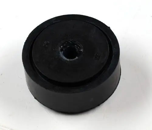 Schwarzes, rundes Gummi-Pufferstück mit zentralem Loch, möglicherweise für die Montage einer Ventilatorwelle. Produkt von Remko.