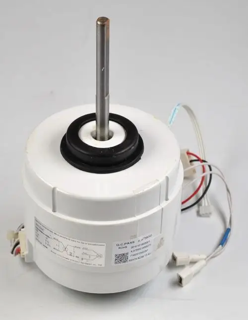 Remko Ventilatormotor mit einer runden, weißen Gehäuseform, einem zentralen Metallrohr und mehreren Kabelanschlüssen auf der Seite.