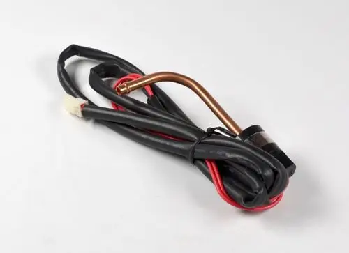 Kabelbaum mit einem Sensor und zwei Drähten in Rot und Schwarz. Der Sensor hat ein Kupferrohr und ein Anschlussstück, Markenlogo von Remko sichtbar.
