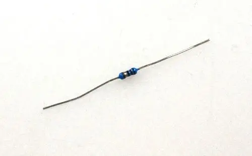 Codierwiderstand von Remko, mit zwei Anschlussdrähten und einer lackierten Oberfläche. Widerstandswert nicht sichtbar, generische Darstellung eines elektronischen Bauteils.