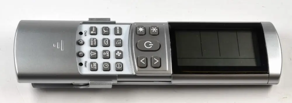 IR-Fernbedienung in Silber von Remko mit numerischen Tasten und Display, geeignet zur Steuerung von kompatiblen Geräten.