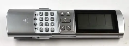 IR-Fernbedienung in Silber von Remko mit numerischen Tasten und Display, geeignet zur Steuerung von kompatiblen Geräten.