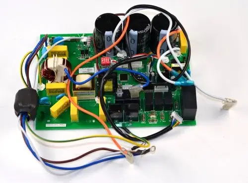 Steuerplatine von Remko mit mehreren elektrischen Komponenten, darunter Kondensatoren, Relais und Anschlusskabel, die auf einer PCB angebracht sind.