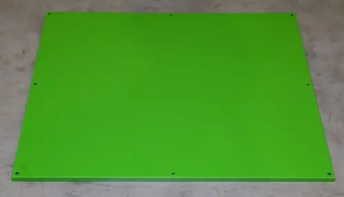 Grünes Blech mit glatter Oberfläche und mehreren Befestigungslöchern. Es handelt sich um ein Zusatzblindblech von Remko.