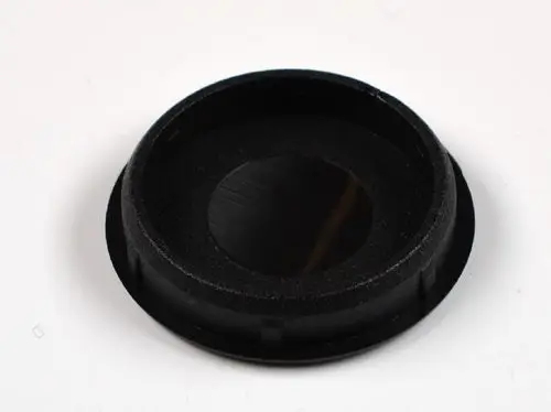 Schwarze Radkappe von Remko, rund mit glatter Oberfläche und ohne sichtbare Kennzeichnung oder markings. Eignet sich zur Abdeckung von Felgen oder als direkter Ersatz.