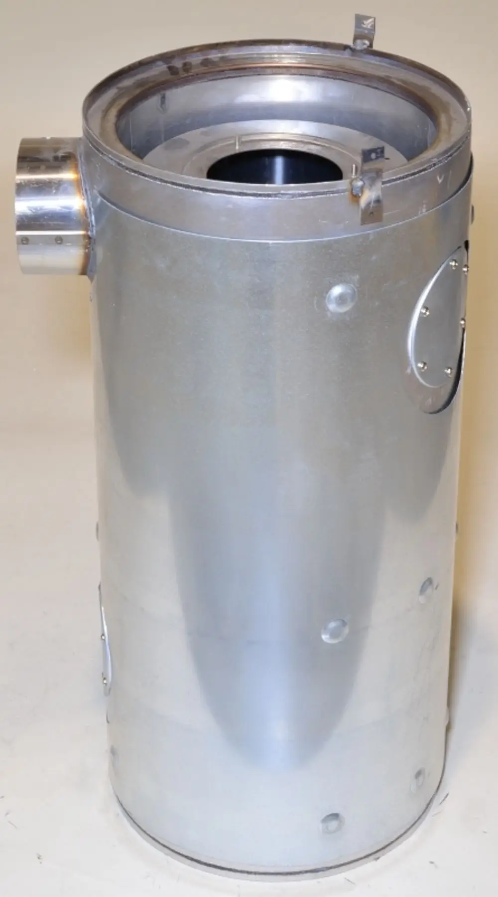 Brennkammer aus Metall mit runder Form, seitlichem Anschluss und Öffnung oben, hergestellt von Remko.