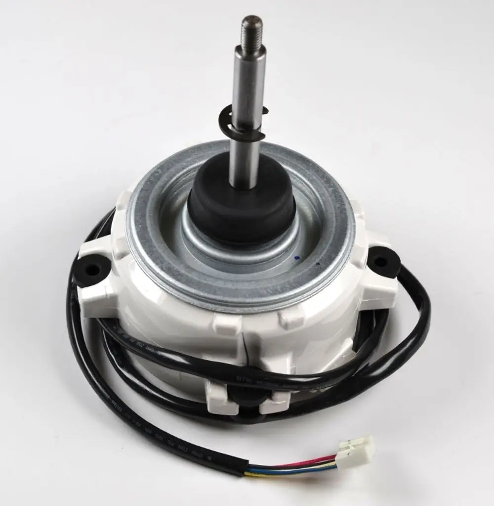 Ventilatormotor von Remko mit einem Gehäuse und elektrischen Anschlüssen. Die zentrale Welle ist deutlich sichtbar und mit einer Dichtung versehen.