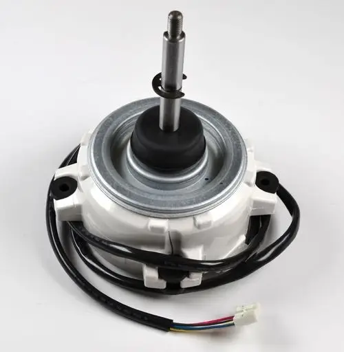 Ventilatormotor von Remko mit einem Gehäuse und elektrischen Anschlüssen. Die zentrale Welle ist deutlich sichtbar und mit einer Dichtung versehen.
