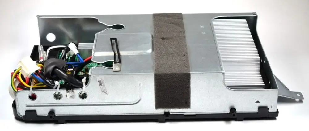 Remko E-Box mit Sicht auf interne Komponenten, darunter Kabel und Kühlrippen, in einem Metallgehäuse. An der Unterseite sind Anschlüsse und Bedienelemente sichtbar.
