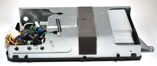 Remko E-Box mit Sicht auf interne Komponenten, darunter Kabel und Kühlrippen, in einem Metallgehäuse. An der Unterseite sind Anschlüsse und Bedienelemente sichtbar.