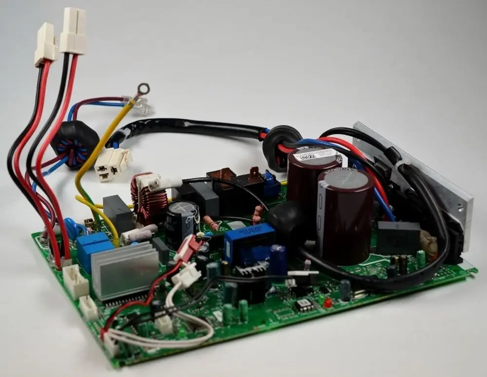 Steuerplatine mit Kabeln und Komponenten auf grünem PCB, Teil einer E-Box von Remko, zum Einsatz in elektrischen Steuerungen.
