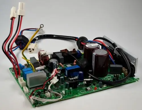 Steuerplatine mit Kabeln und Komponenten auf grünem PCB, Teil einer E-Box von Remko, zum Einsatz in elektrischen Steuerungen.