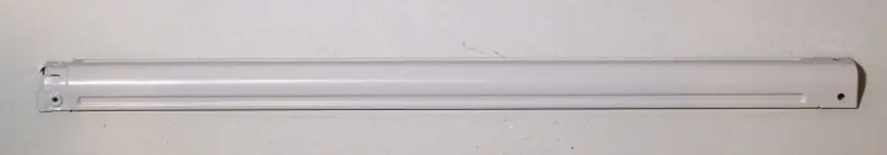 Langes, schmaler Kunststoffprofil in Weiß, geeignet für Wand- oder Deckenmontage, mit Anschlüssen an den Enden, möglicherweise Teil eines Systems von Remko.