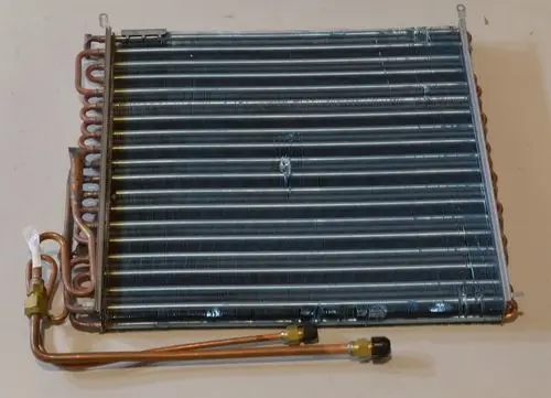 Lamellenverdampfer mit Kupferrohren und Kühlrippen, hergestellt von Remko. Das Produkt weist eine flache Bauweise auf und ist für Kühlsysteme konzipiert.