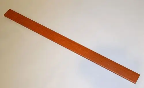 Remko Luftleitlamelle aus Holz, länglich und flach gestaltet, auf einer hellen Oberfläche liegend. Sie dient zur Luftlenkung in Heiz- und Klimaanlagen.