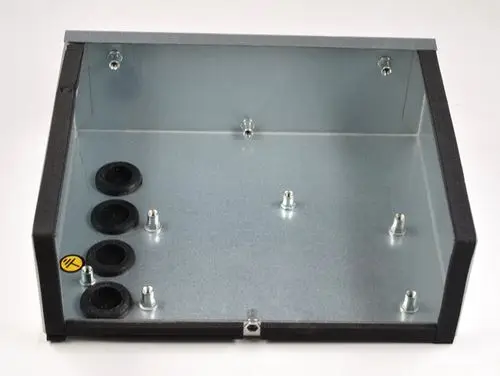 Schaltkastengehäuse aus Metall mit Gummidämpfern und mehreren Montagepunkten. Innenraum mit glatter Oberfläche. Produkt von Remko.