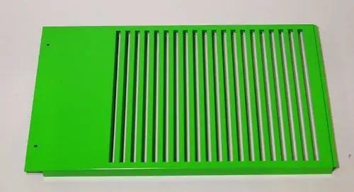 Grüne Metallplatte mit vertikalen Schlitzen, möglicherweise ein Gehäuseteil von Remko, auf glattem Untergrund.