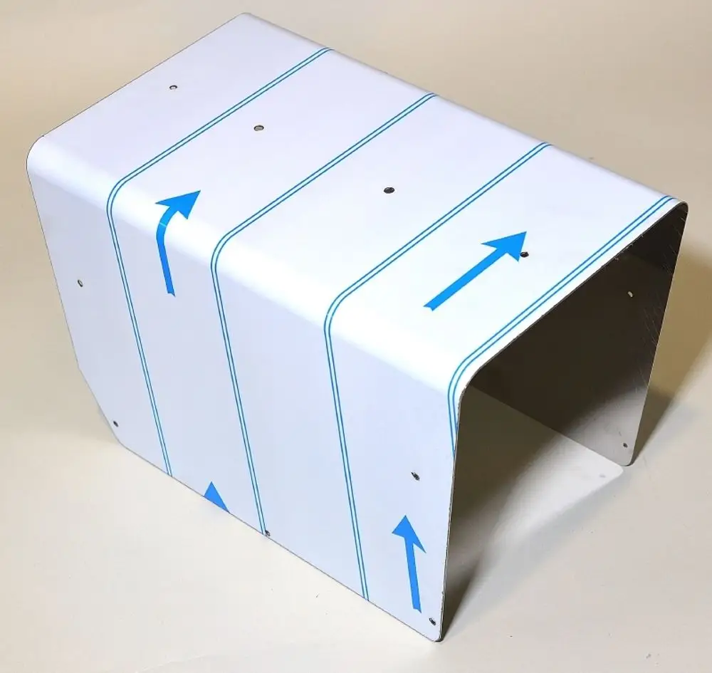 Remko Produkt mit quadratischem Design und blauen Pfeilen zur Orientierung. Aus Metall gefertigt mit mehreren Befestigungslöchern auf der Oberfläche.