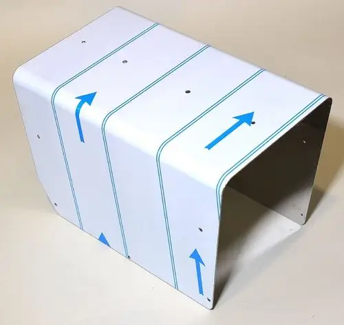 Remko Produkt mit quadratischem Design und blauen Pfeilen zur Orientierung. Aus Metall gefertigt mit mehreren Befestigungslöchern auf der Oberfläche.