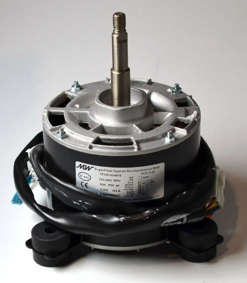 Ventilatormotor von Remko mit sichtbarem Anschlusskabel und Montagesockel, erkennbar am runden Gehäuse und der zentralen Welle.