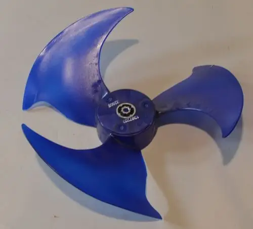 Blauer Ventilatorflügel mit drei gebogenen Blättern, hergestellt von Remko. Der Flügel hat eine zentrale Montageöffnung und ist für einen bestimmten Gerätetyp konzipiert.