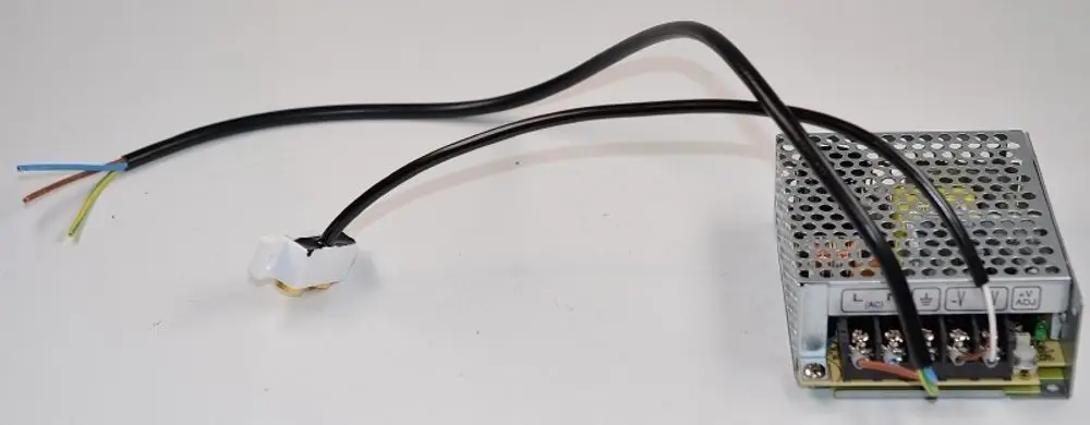 Netzteil mit mehreren Anschlüssen, versehen mit einem Gehäuse und Kabeln in verschiedenen Farben. Produkte von Remko sind oft mit solchen Netzteilen ausgestattet.