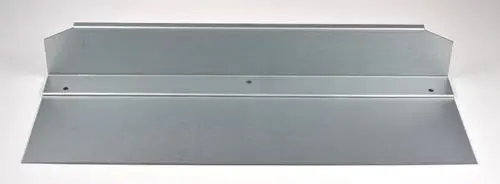 Metallisches Trennblech in grauer Farbe mit leichten Wölbungen an den Enden und zwei Löchern zur Befestigung, hergestellt von Remko.