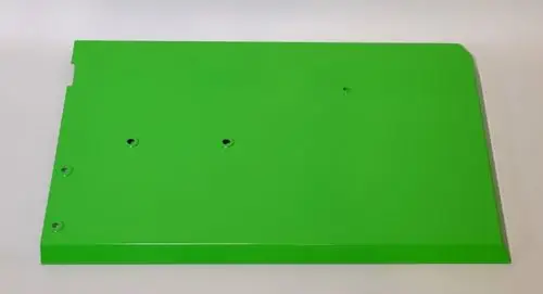 Grüne, flache Seitenverkleidung von Remko mit mehreren Bohrlöchern, geeignet für die Montage. Deutliche, glatte Oberfläche, ohne erkennbare Maße.