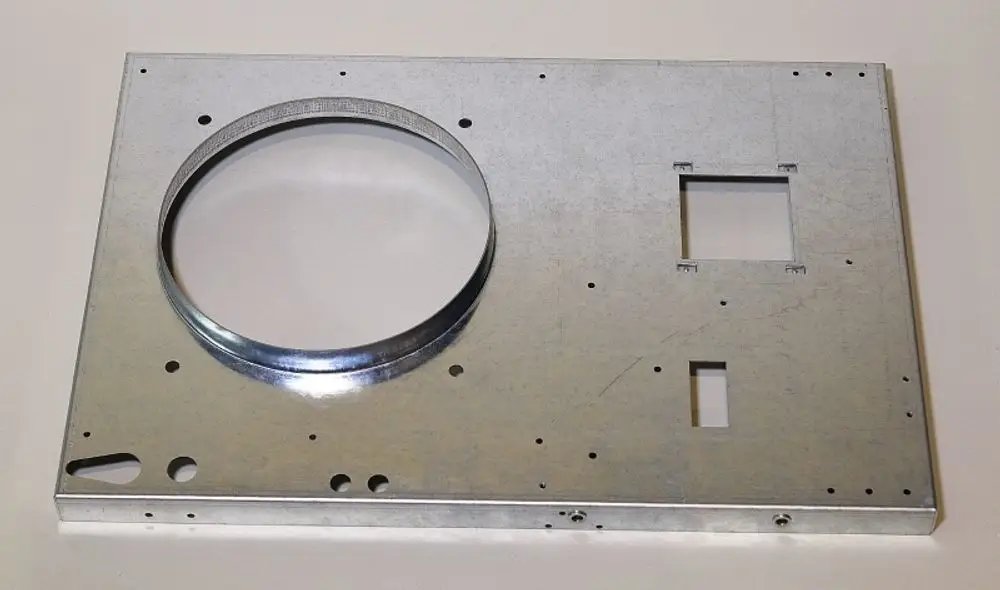 Trägerrahmen aus Metall mit kreisförmigem Ausschnitt und mehreren Bohrungen, von der Marke Remko, auf hellem Hintergrund.
