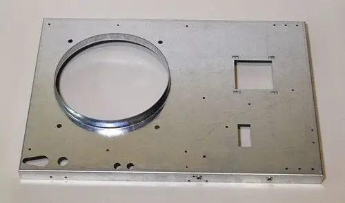 Trägerrahmen aus Metall mit kreisförmigem Ausschnitt und mehreren Bohrungen, von der Marke Remko, auf hellem Hintergrund.
