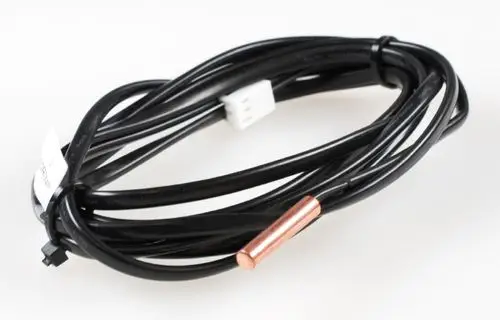 Schwarzes Kabel mit einem Metallfühler an einem Ende, verbunden mit einem Stecker. Produkt von Remko, vermutlich für Temperaturmessungen in Heizsystemen.