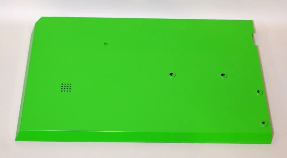 Grüne Seitenverkleidung von Remko, flache Oberfläche mit mehreren Befestigungslöchern. Keine spezifischen Maße oder Bezeichnungen sichtbar.