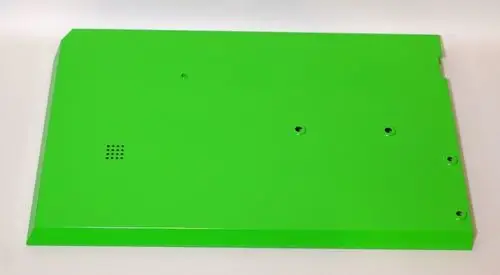 Grüne Seitenverkleidung von Remko, flache Oberfläche mit mehreren Befestigungslöchern. Keine spezifischen Maße oder Bezeichnungen sichtbar.