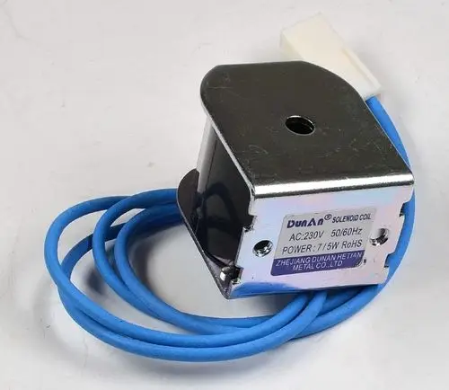 Elektromagnetische Spule mit blauer Verkabelung. Der Aufbau ist aus Metall mit einer Beschriftung, die Nennspannung und Leistung angibt. Sichtbar ist die Marke Remko.