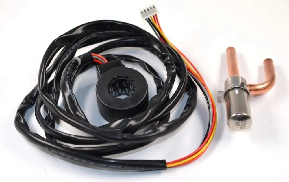 Elektronisches Bauteil von Remko mit einer Kabelschnur und einem Kupferrohr, das wahrscheinlich für die Regelung eines Kältesystems verwendet wird.