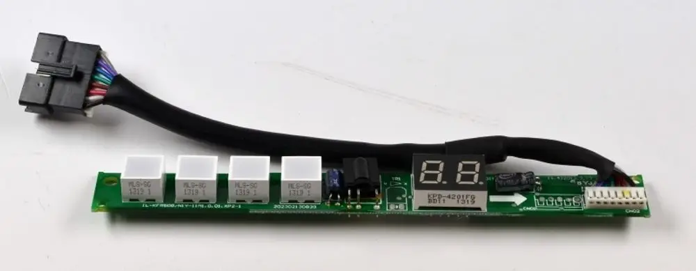 Platinenmodul mit mehreren Steckanschlüssen und einem Digital-Display, verwendet in Remko-Geräten zur Anzeige von Betriebszuständen oder Konfigurationseinstellungen.